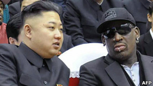 罗德曼（右）与金正恩在平壤观看球赛（28/2/2013）