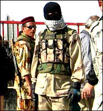 سربازان عراقی در مرز با ايران پاس می دهند