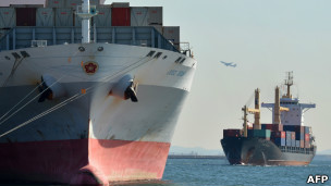 日本東京港的貨輪