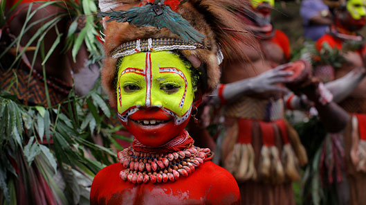 Plentyn yng ngŵyl Sing Sing, Papua Gini Newydd © Timothy Allen