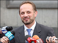 Лідер Нашої України Роман Безсмертний оголошував про свою опозиційність майже з радісним полегшенням.