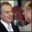 O premiê britânico, Tony Blair, e o presidente francês, Jacques Chirac, conversam na cúpula em Bruxelas