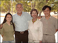 Nguyễn Tiến Trung và Hoàng Lan cùng vợ chồng tổng thống Bush