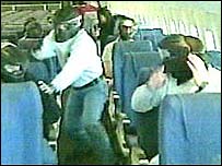 Guardas treinam ação em avião nos EUA