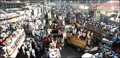  جمعہ کے روز کشمیر کے تمام علاقوں سے مظاہرین سرینگر پہنچے