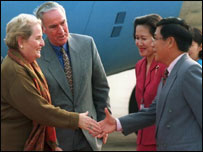 Đại sứ Hoa Kỳ Pete Peterson cùng bà cựu ngoại trưởng Hoa Kỳ Madeline Albright ở sân bay Nội Bài tháng Chín năm 1999