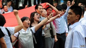 中国民众抗议日本政府购买钓鱼岛