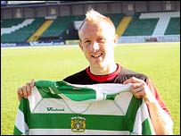 Darren Way signs for Yeovil (Pic: Yeovil Town FC)