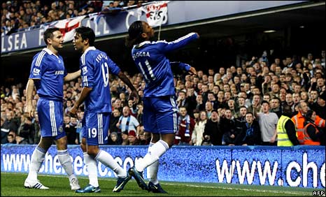 Drogba ném đồng xu vào khán đài nơi cổ động viên đội khách ngồi