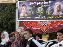 Eleições parlamentares vão revelar tendências no Egito.