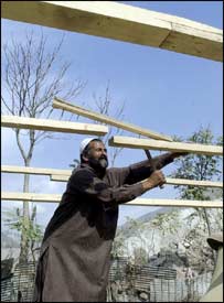 مظفرآباد میں ایک شخص لکڑی سے اب اپنا گھر دوبارہ تعمیر کر رہا ہے