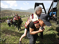 बचाव कार्य में लगे लोग