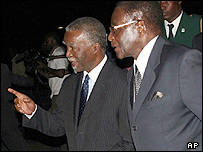 تابو امبکی (سمت چپ) و رابرت موگابه