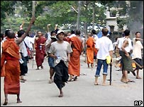 Người biểu tình cầm theo gậy