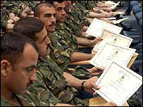 Oficiais do novo Exército do Iraque em cerimônia de graduação na Jordânia