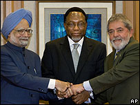 O primeiro-ministro indiano Manmohan Singh, o presidente sul-africano Kgalema Motlanthe e o presidente Luiz Inácio Lula da Silva