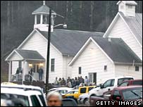 بستگان معدنچيان در يک کليسای محلی تجمع کرده اند