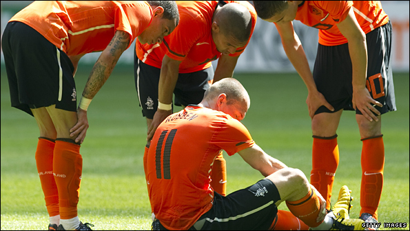 Concerned team-mates gather round injured Netherlands winger Arjen Robben