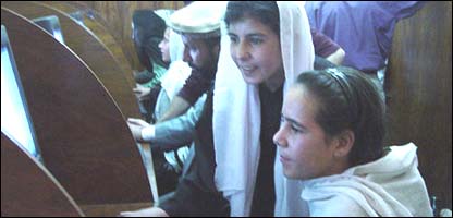 نجونې او نور خلک د انټرنيټ څخه د استفاده کولو پرمهال