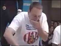 Joey Chestnut comendo cachorro quente