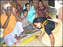 एक लड़की का इलाज करता एक तांत्रिक