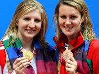 Jazz Carlin (ar y dde) gyda Rebecca Adlington