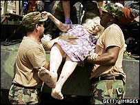 زن سالخورده به يک کاميون منتقل می شود