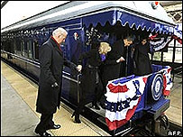 Joe Biden e sua mulher Jill, embarcam