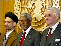 Adnan Paçacı (sağda) BM Genel Sekreteri Kofi Annan ve Yönetim Konseyi'nden Haşim El Haşimi ile birlikte 