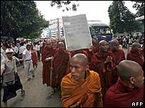 Các nhà sư đang biểu tình