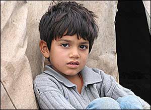 کودکی بازمانده از زلزله بم، عکس از مهدی اشراقی 