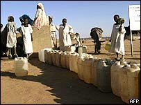 Uprchlíci dostávají vodu