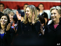 Hillary Clinton durante campanha em Las Vegas com a filha Chelsea e a atriz America Ferrara
