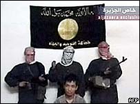 Imagem da Al-Jazerra mostra refém junto com captores