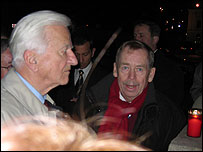 Richard von Weizsäcker a Václav Havel před Petschovým palácem v Praze