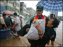 Binh lính giúp dân di tản do bão lụt