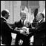 Os presidentes do Egito, Anuar Sadat (à esquerda), dos EUA, Jimmy Carter (centro), e o primeiro-ministro de Israel, Menachem Begin, na assinatura do acordo de paz entre Egito e Israel em 1979