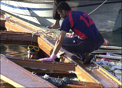 Sementara itu, tim penyelam menggeledah reruntuhan kapal untuk menemukan korban musibah.