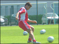 Juninho Pernambucano (foto: site do Lyon)