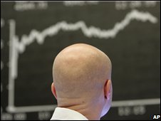 Một người xem biểu đồ trên thị trường Frankfurt