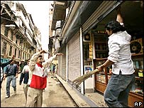 تظاهرکنندگان در برابر يک فروشگاه در کاتماندو