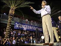 John Kerry, pré-candidato democrata à Presidência dos Estados Unidos, e Wesley Clark