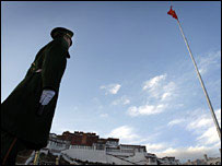 Policial chinês em Lhasa, no Tibete. Foto: AP