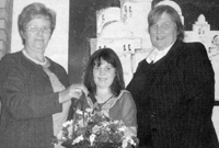 Myra Chapman, Elain Davies a Janet Evans, Llywydd yr ysgub.