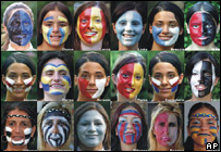 Torcedoras pintadas com as cores de clubes italianos