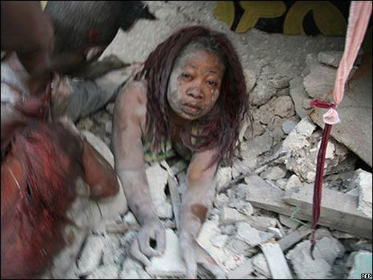 Mulher é resgatada de escombros em Porto Príncipe