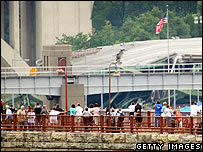 Destroços da ponte sobre o rio Mississipi