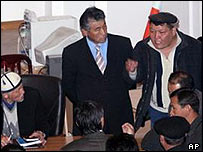 پارلمان قرقيزستان شاهد مشاجره نمايندگان فعلی و منتخبان جديد بود