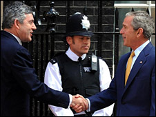 Ông Brown đón ông Bush trước Văn phòng Phủ Thủ tướng ở London