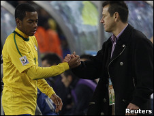 دونجا يصافح روبينيو